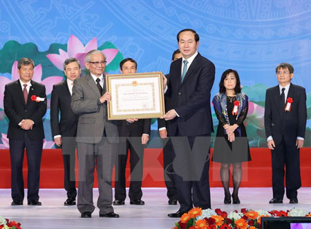 Chủ tịch nước Trần Đại Quang trao giải cho các tác giả đạt Giải thưởng Hồ Chí Minh về Khoa học và Công nghệ tại lễ trao giải ngày 15/1.